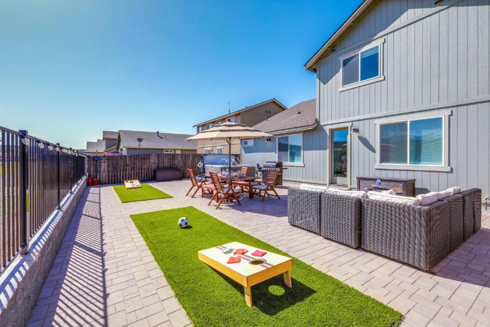 Spacious Bellemont Cabin with Jacuzzi and Mtn View!
